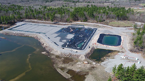 Enceinte de confinement du ruisseau Young, montrant l’assainissement en cours