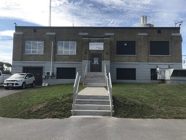Usine de traitement des eaux arsenicales située sur le terrain du projet de dépollution de Deloro. L’usine s’emploie à retirer l’arsenic des eaux contaminées