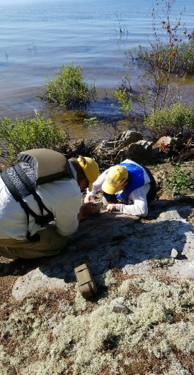 Evan Hastie et Jessica Verschoor, assistante de terrain, examinent un affleurement de grès de la formation Mississagi.