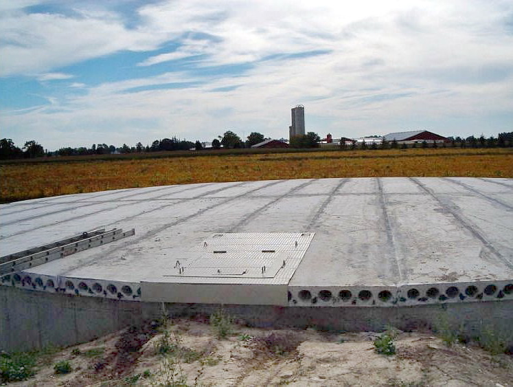 Réservoir circulaire de stockage de fumier en béton avec une couverture imperméable plate en béton