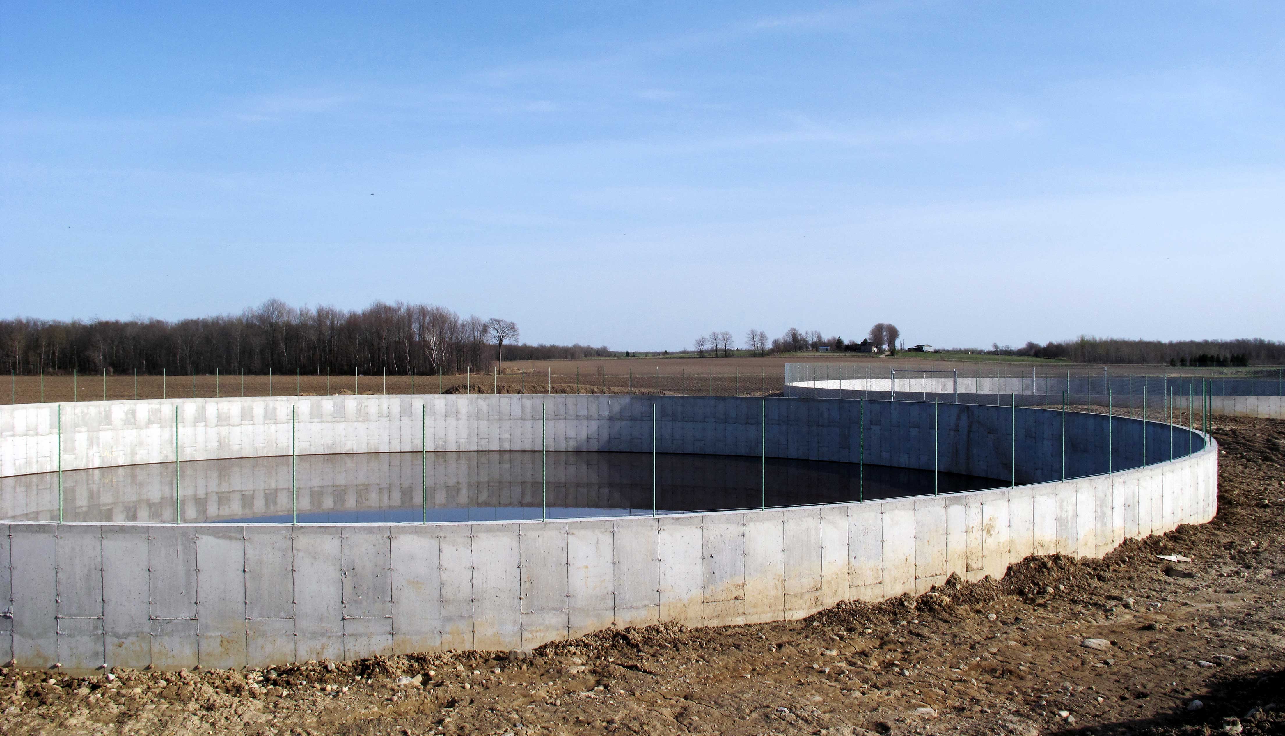 Il est possible de recourir à un réservoir en béton découvert pour emmagasiner les eaux de ruissellement