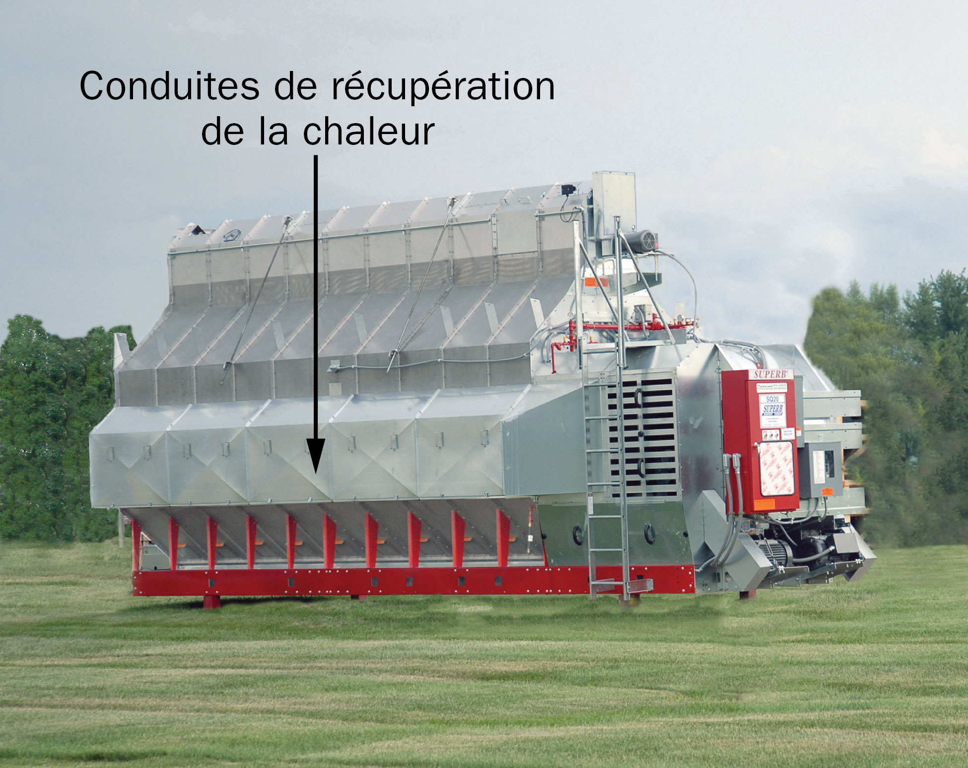 Photo d’un séchoir à grain à écoulement transversal continu horizontal avec les conduites de récupération de la chaleur installées par le fabricant