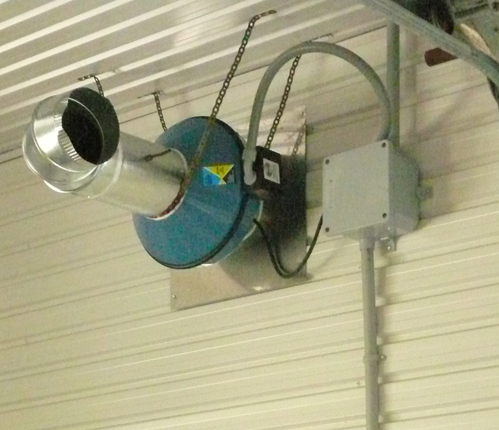 Ventilateur mural servant à introduire de l'air frais dans la pièce abritant l'évaporateur lorsque le pressostat du brûleur en commande la mise en marche