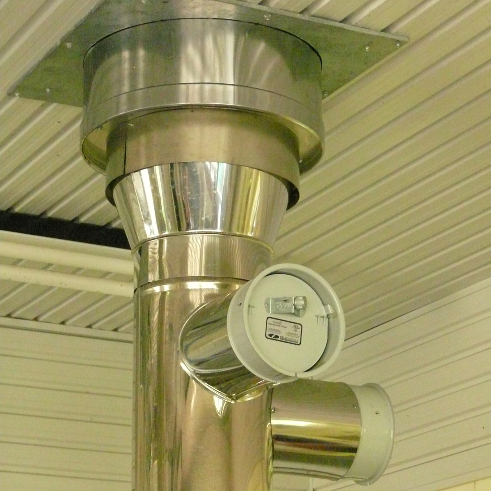 Cheminée en acier inoxydable à double paroi devant obligatoirement entourer le tuyau de ventilation à l'endroit où il traverse un plafond, un plancher ou un mur isolé