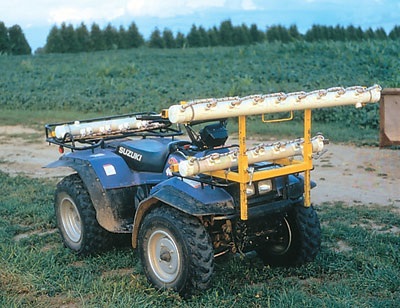 L'applicateur à mèche permet d'étendre l'herbicide sur les mauvaises herbes qui poussent sous les arbres, en évitant tout contact avec les arbres et toute dérive des herbicides.
