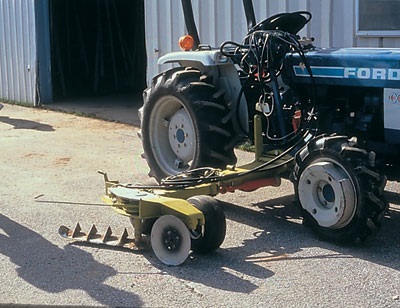 Pour couper les mauvaises herbes autour du tronc des arbres, utiliser une tondeuse munie de bras auto-rétractables pour éviter de blesser le tronc.