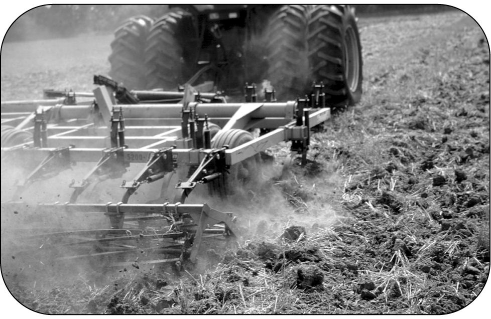 Un tracteur tirant un disque et incorporant des résidus de culture et du fumier de bétail dans le sol