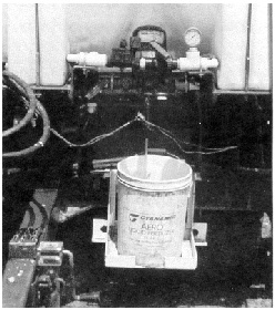 Système d'injection sur une transplanteuse de tomates pour améliorer la distribution de l'engrais de démarrage dans l'eau de repiquage.