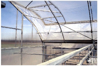 On a installé des moustiquaires sur mesure dans certaines serres multichapelles de recherche, à aération sur chéneau, en utilisant un système de poids qui tend la moustiquaire en retrait quand les prises d’air sont fermées.