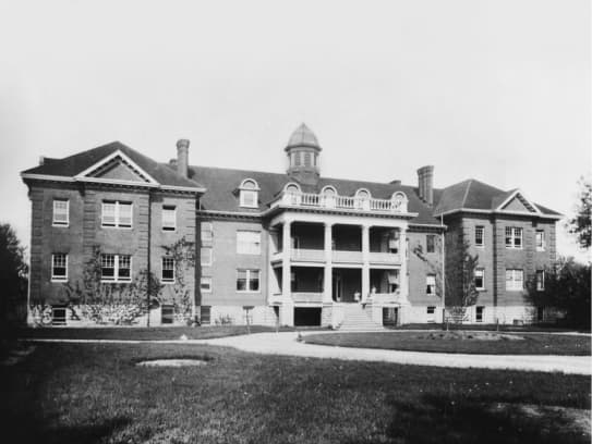 Mohawk Institute, vue de la façade de l’école, Brantford (Ontario), date inconnue — Bibliothèque et Archives Canada/ministère de l’Intérieur, fonds/a043613