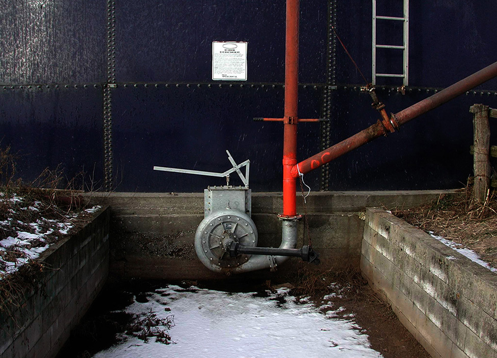 Figure 3.	Photo d’une pompe montée sur la paroi d’une structure de stockage de fumier hors-sol en acier.