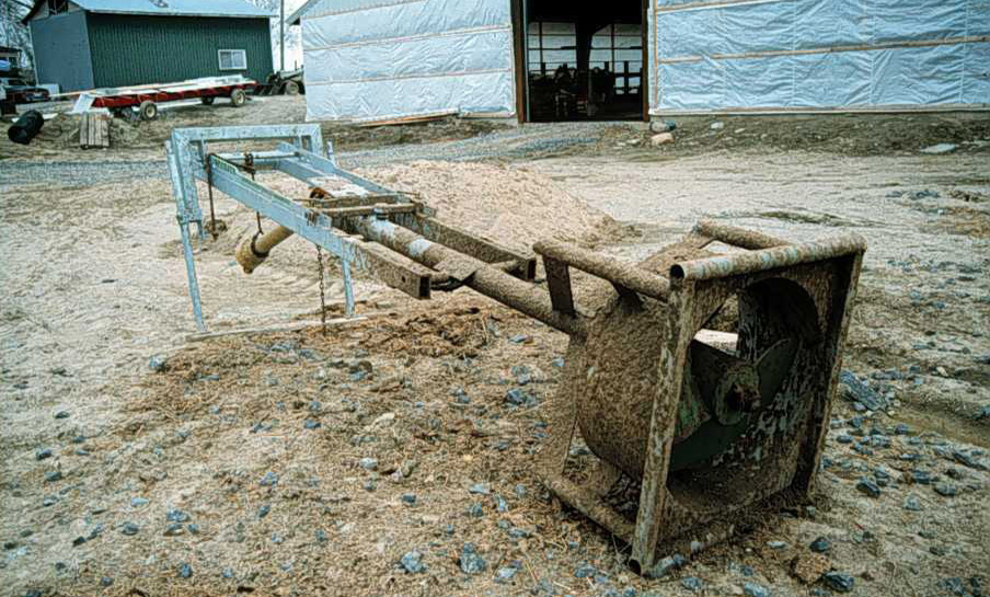 Figure 5.	Photo d’un agitateur à hélice sur le sol devant un bâtiment de ferme.