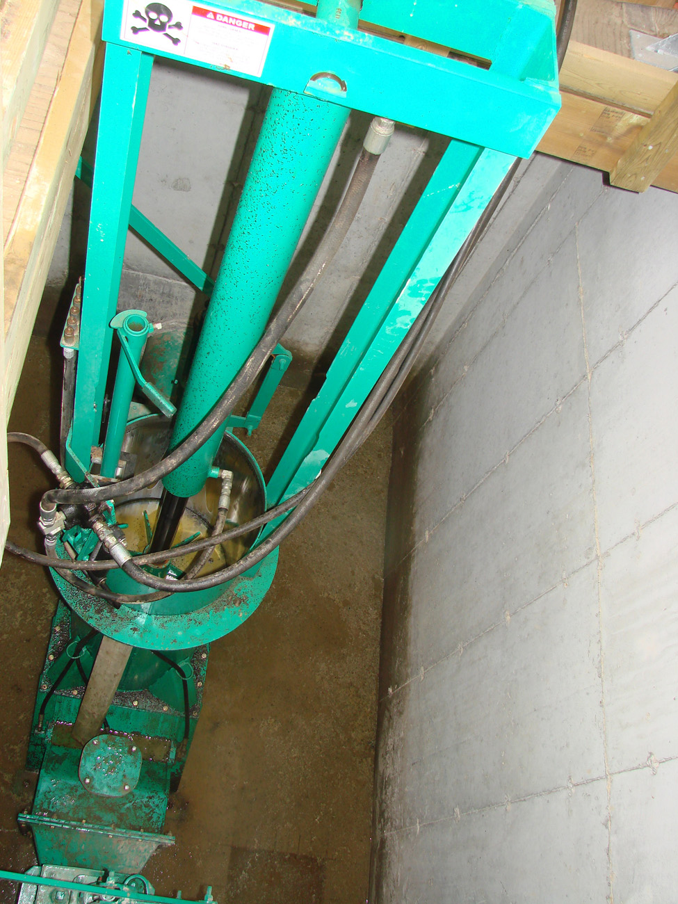Hydraulic pump used to transfer sand-laden manure to storage