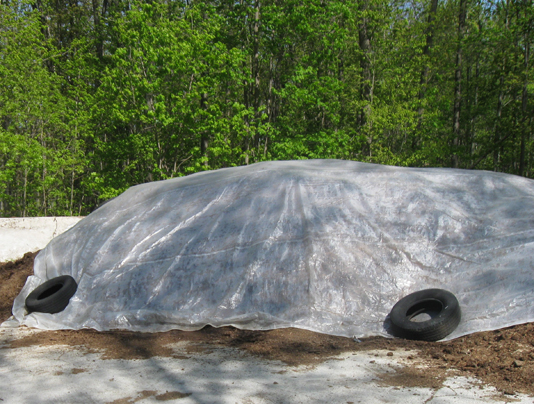 Photo d’une bâche imper-respirante installée sur un système de retournement de compost.