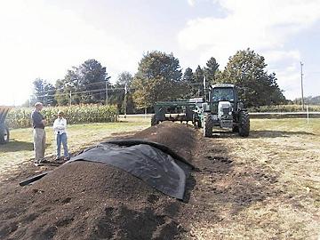 Photo de l’installation d’une bâche perméable à l’air dans un système de retournement du compost.