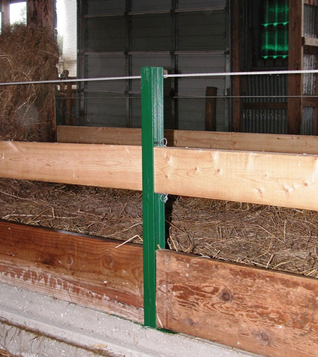 Notched-step and increased throat height fence-line feeder