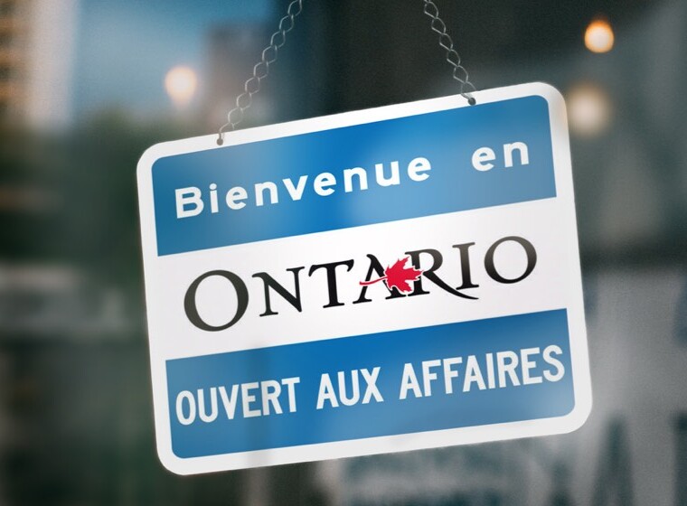 Enseigne de magasin avec texte « Bienvenue en Ontario - Ouvert aux affaires »