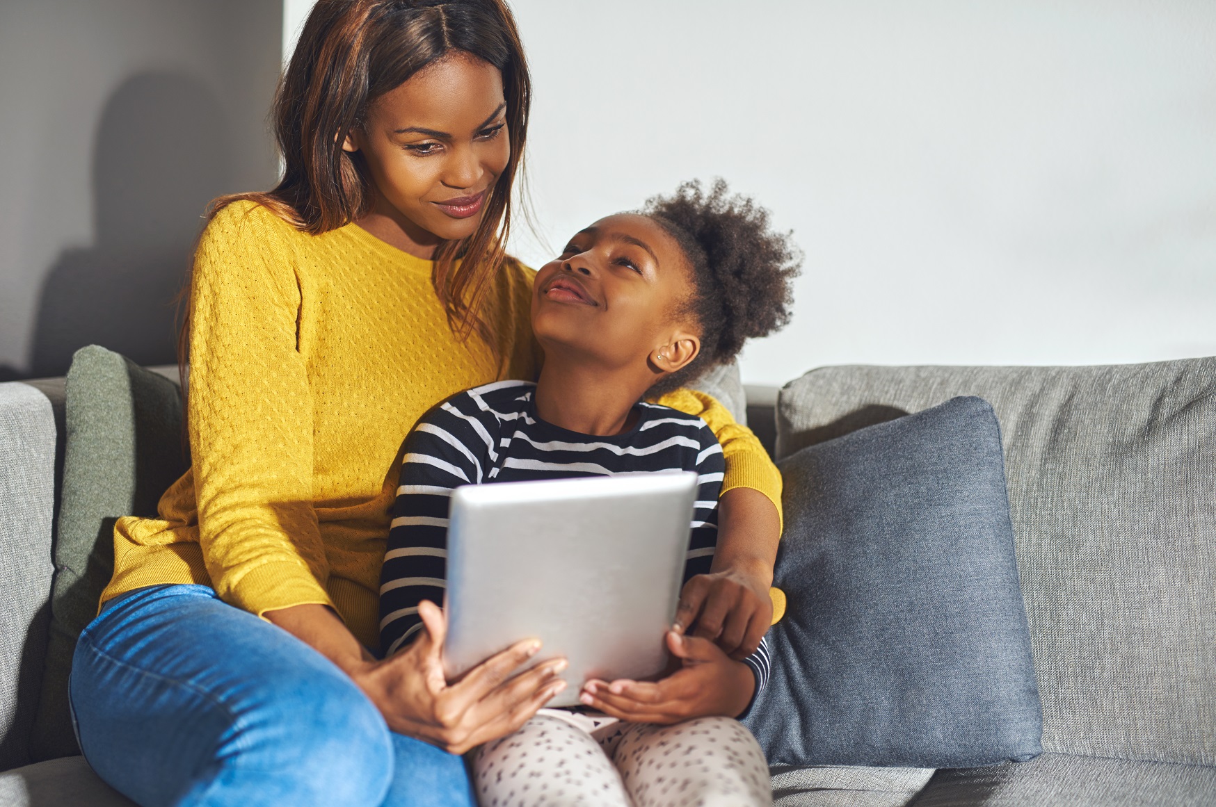 Parent et enfant regardant une tablette ensemble