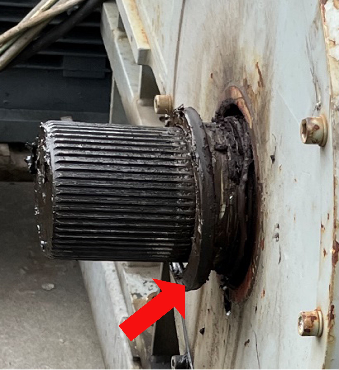 Le réducteur de levage de l’arbre de sortie et le joint d’arbre endommagé qui dépasse et laisse voir des fragments de palier autour du réducteur de levage de l’arbre principal