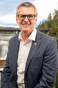 L’honorable Kevin Holland, ministre associé des Forêts et des Produits forestiers