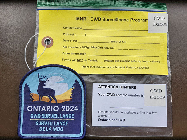 Matériel disponible pour les chasseurs dans les dépôts d’échantillons de détection de l’EC. Une étiquette jaune à fixer à la tête du chevreuil, une carte avec numéro d’échantillon comme référence pour consulter les résultats sur ontario.ca et un écusson de collection