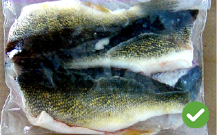 emballage adéquat de filet de poisson avec peau visible