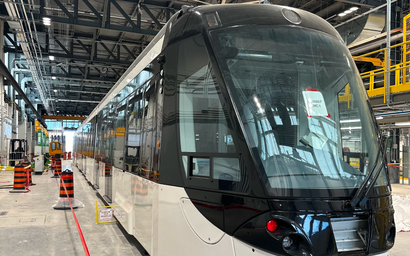 Véhicule léger sur rail de la ligne Hazel McCallion dans un bâtiment d’entretien.