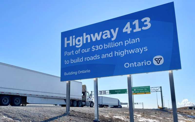 Panneau de construction de l’autoroute 413 sur le côté de l’autoroute.