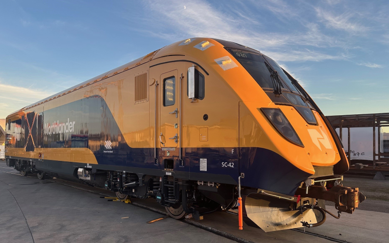 Train de passagers Northlander stationné sur une voie ferrée.