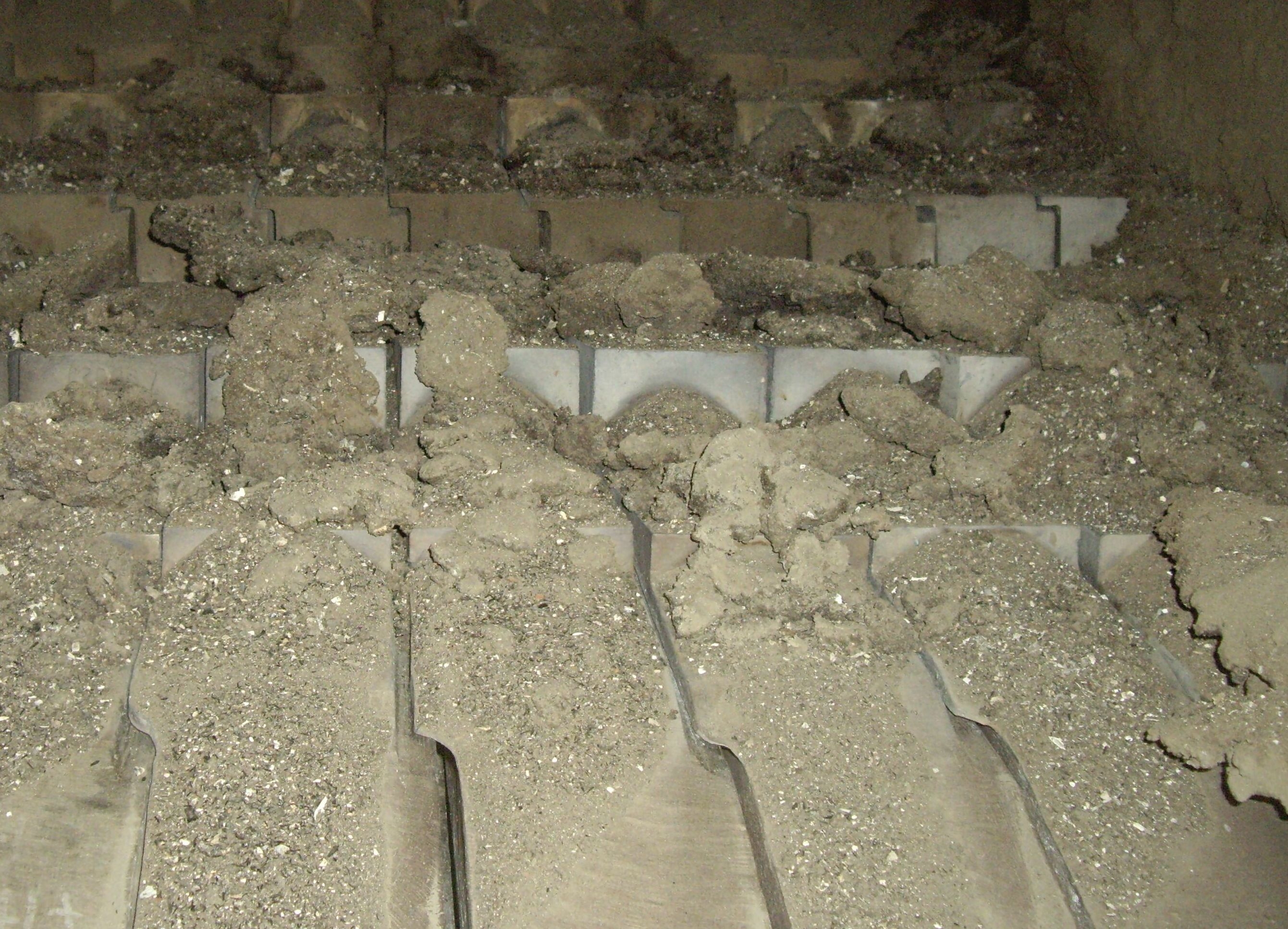 des rangées de mâchefer en forme rectangulaire dans une chaudière