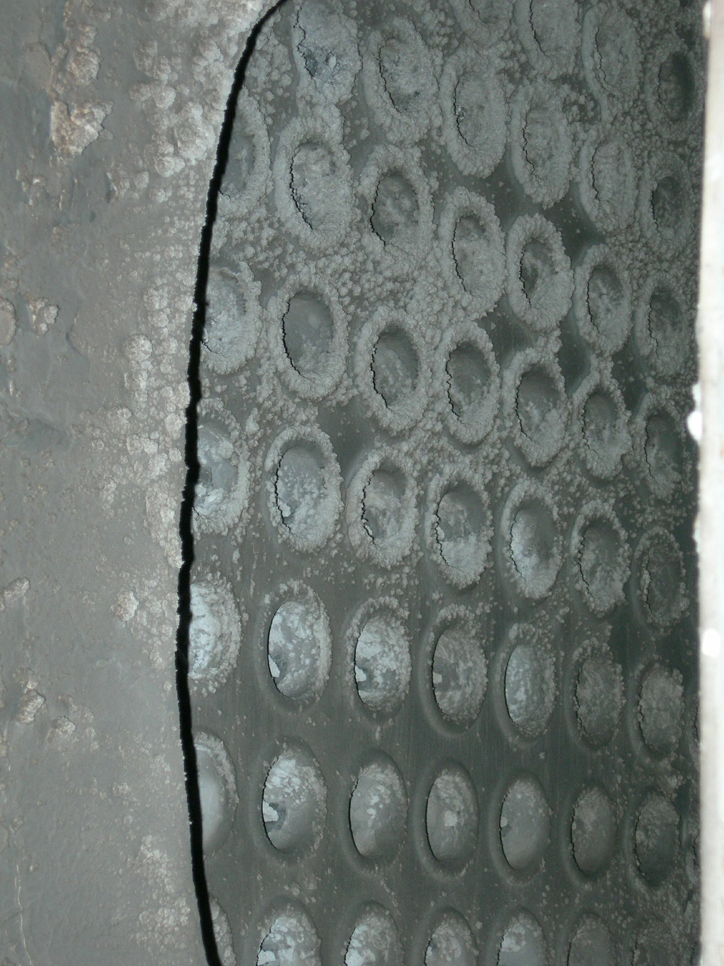 un panneau contenant plusieurs rangées de tubes horizontaux circulaires