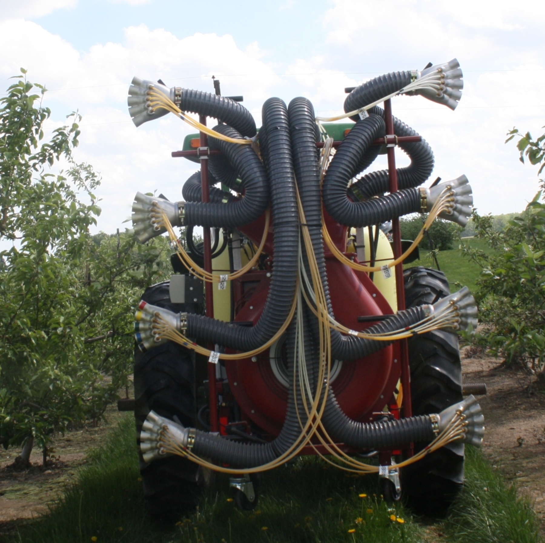 Laser-scanning sensor-controlled air-assisted sprayer. The sprayer features 4 large tubes on either side of the sprayer tank, that connect to finger-like endings to distribute the spray.
