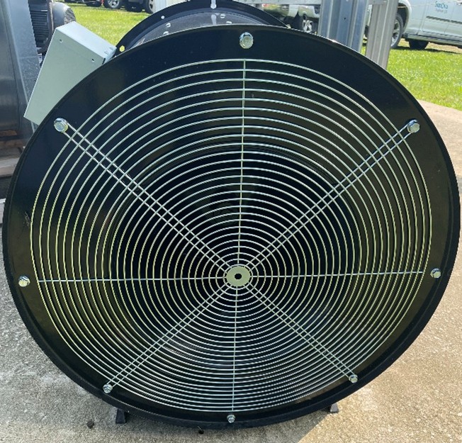 un gros plan d’un ventilateur axial (de face)