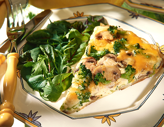 Frittata au brocoli et champignons avec fromage gratiné