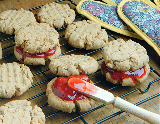 Strawberry Oatmeal Shortbread Cookies | Foodland Ontario