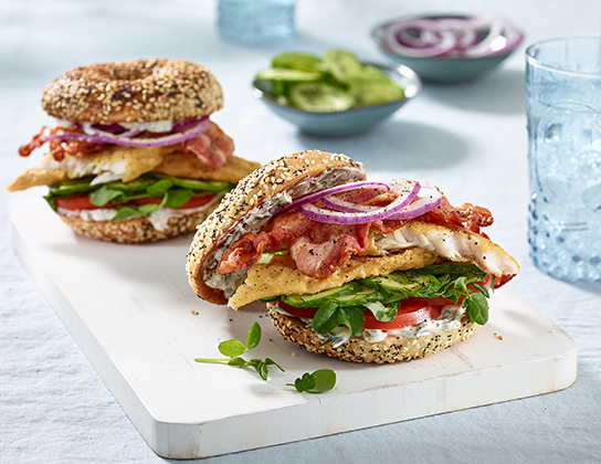 Sandwich bacon, laitue et tomates au doré jaune